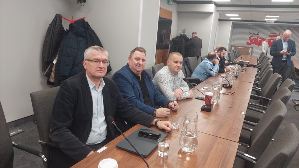 Okrągły stół w sprawie przyszłości branży – „Zielony Ład” dusi polską chemię, a decydenci (prawie) nieobecni